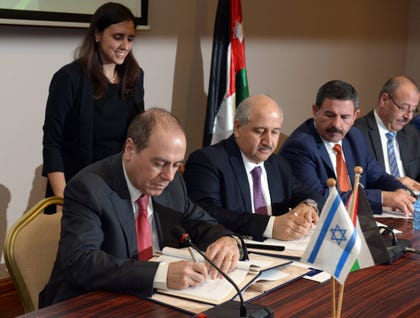 השר לשעבר סילבן שלום חותם עם נציגי ירדן על ההסכם להקמת תעלת הימים, ב-2015. צילום: חיים צח / לע"מ השר לשעבר סילבן שלום חותם עם נציגי ירדן על ההסכם להקמת תעלת הימים, ב-2015