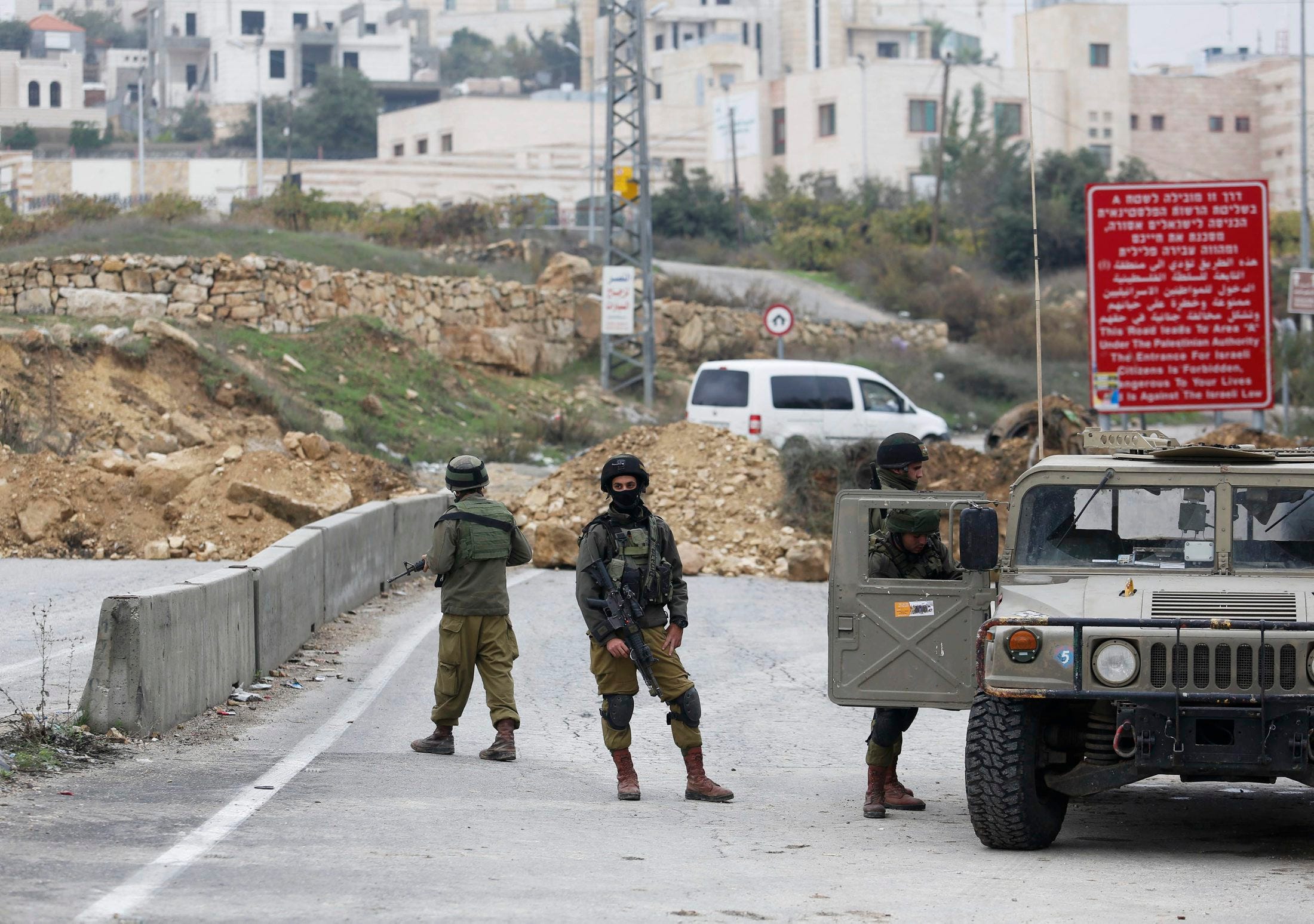 Knife-wielding Palestinian Teen Arrested Near Hebron's Tomb of the ...