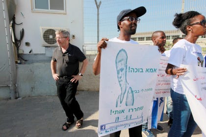 היועץ מוטי מורל בהפגנה למען שחרורו של אברה מנגיסטו. לצד מהפכת המידע, מעמדם של יועצי התקשורת מתעצם. צילום: אליהו הרשקוביץ היועץ מוטי מורל בהפגנה למען שחרורו של אברה מנגיסטו. לצד מהפכת המידע, מעמדם של יועצי התקשורת מתעצם