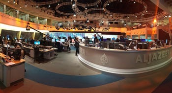 Personal de Al Jazeera trabaja en su estación de televisión en Doha, Qatar, el 8 de junio de 2017