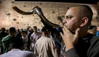 Praying at the Western Wall, Yom Kippur eve, 2014. Credit: Olivier Fitoussi Praying at the Western Wall, Yom Kippur eve, 2014.
