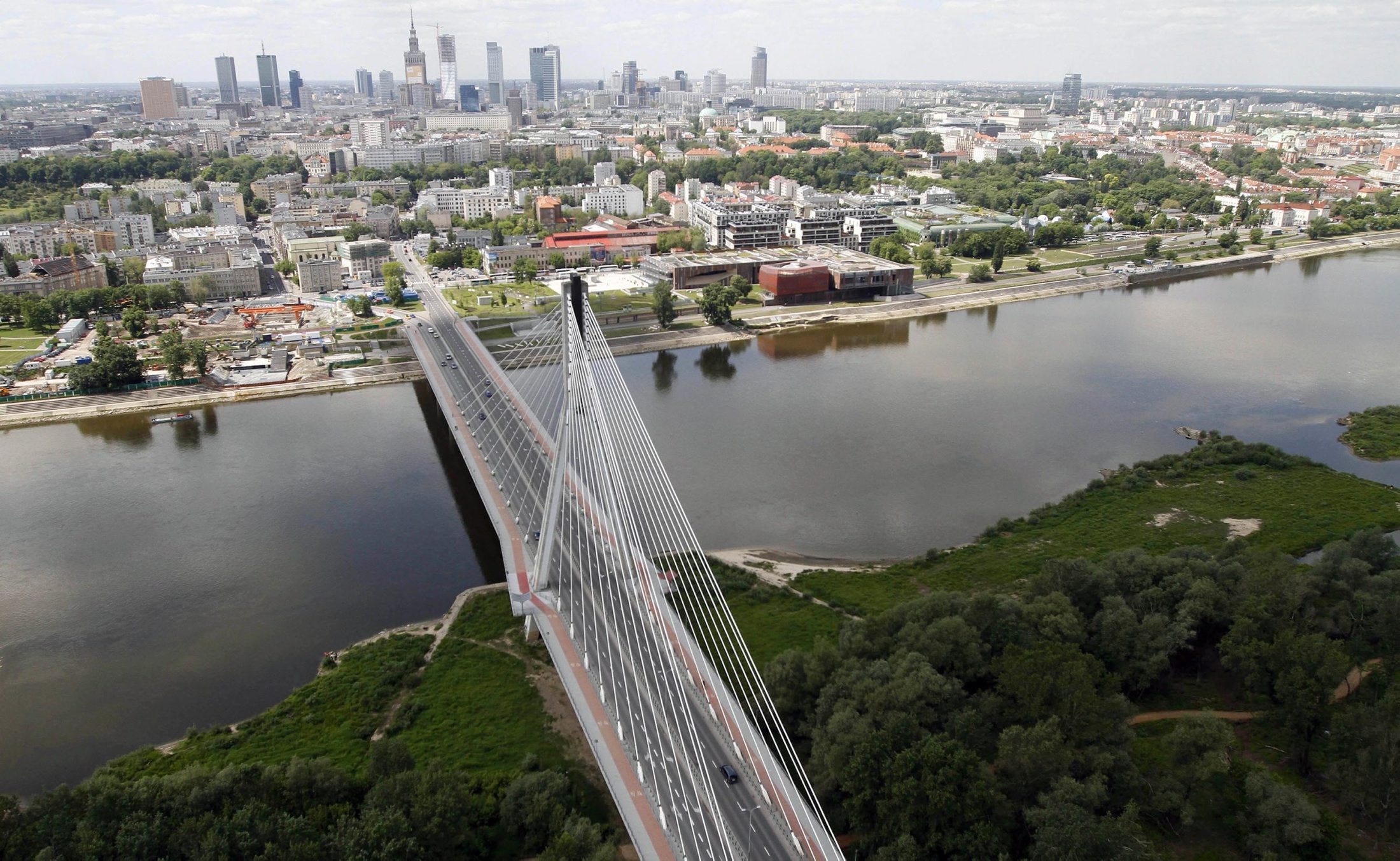 American Jewish Committee official in Warsaw resigns after admitting cosmetics theft