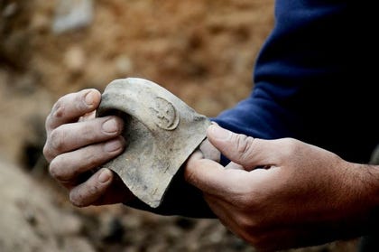 The handle of a container used to store wine, Tel Lachisch, September 2016.