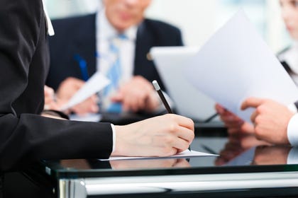 צילום: © Arne9001 | Dreamstime.com - <a href="https://www.dreamstime.com/stock-photos-business-meeting-work-contract-office-lawyers-attorneys-discussing-document-agreement-image35770643#res12441535">Bus חתימת חוזה