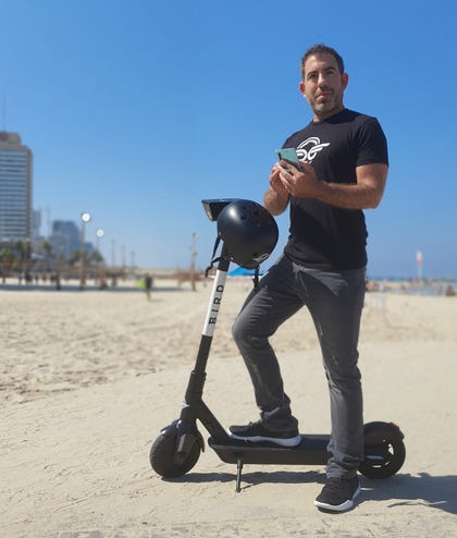 יניב ריבלין בן 37, מנכ"ל חברת הקורקינטים BIRD. צילום: עידו איז'ק izsak@ יניב ריבלין
בן 37, מנכ"ל חברת הקורקינטים BIRD