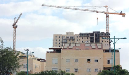 "התחדשות עירונית היא לפני הכל לביטחון ולרווחת הדיירים". צילום: Shutterstock מנוף מאחורי בניין מגורים