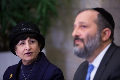 עדינה בר שלום, נכדתו של הרב יוסף, ואריה דרעי. גם בתו של דרעי בסיפור