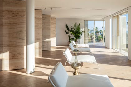 “Its space is layered and interlaced, so despite its size it’s cozy and private". Credit: Amit Giron Chairs