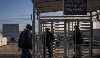 I lavoratori palestinesi entrano in Israele dopo aver attraversato da Gaza sul lato israeliano di Erez, attraversando Israele e la Striscia di Gaza, a marzo.