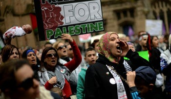 Manifestanti durante una manifestazione a Sydney contro la campagna militare israeliana a Gaza, 2014., Credito: Saeed Khan / AFP Manifestanti durante una manifestazione a Sydney contro la campagna militare israeliana a Gaza, 2014.