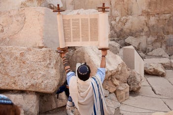 הרב ג'יי מחזיק את התורה