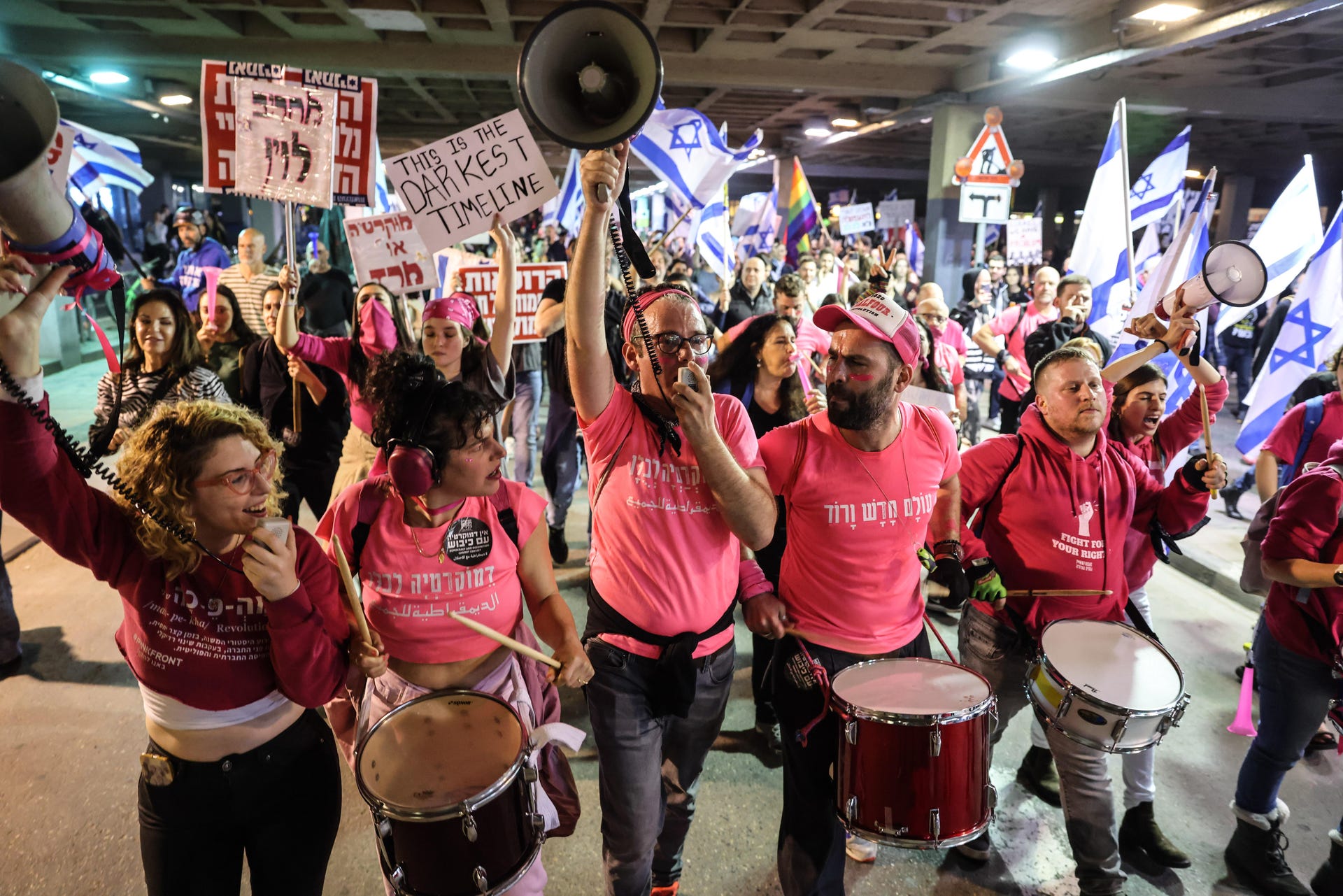 I manifestanti prendono parte a una manifestazione contro la rivoluzione giuridica a Tel Aviv a gennaio.  "Continuano a non vedere gli arabi come partner legittimi".