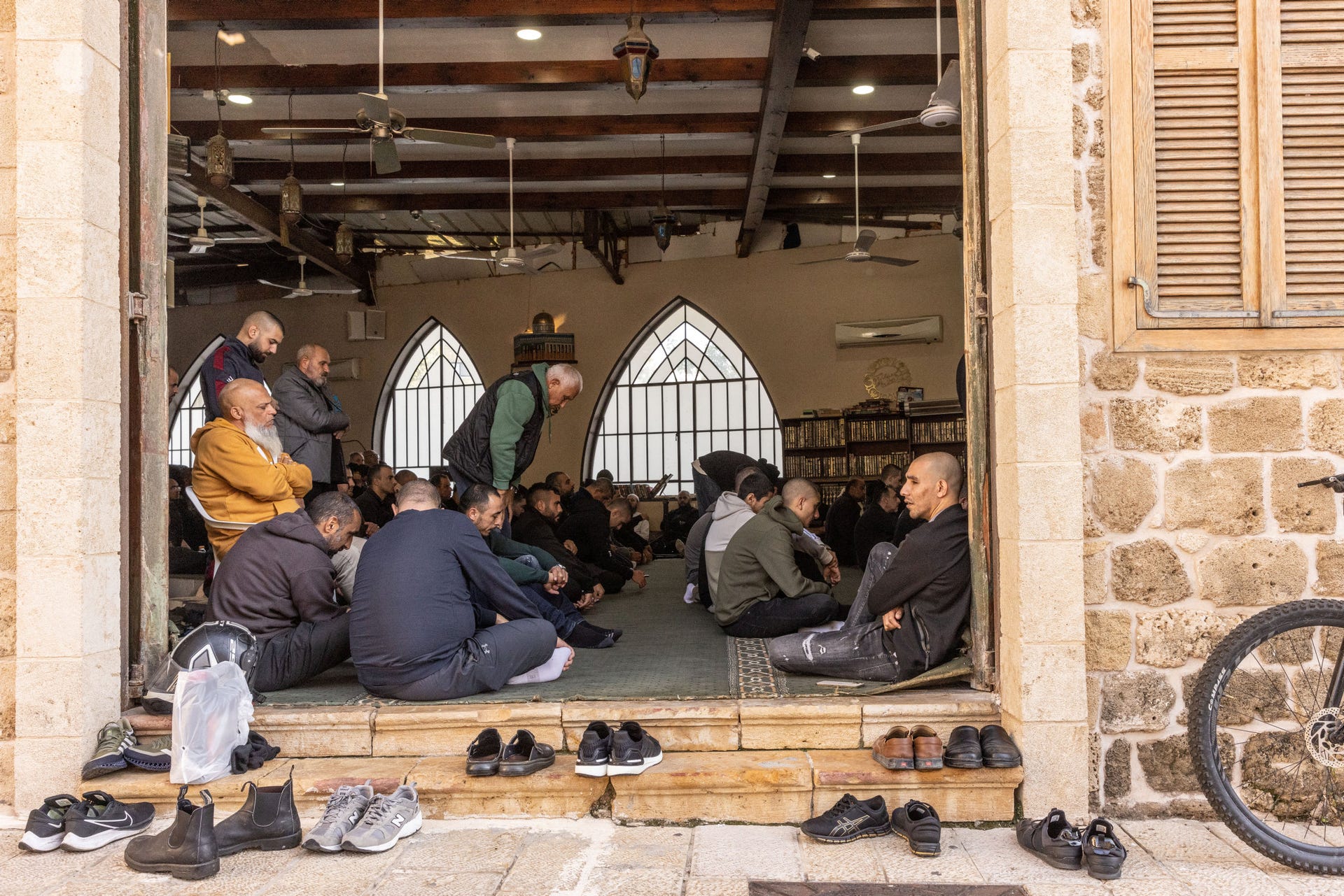 Gli uomini siedono nella moschea Siksik a Giaffa., Credito: Tomer Applebaum Gli uomini siedono nella moschea Siksik a Jaffa.