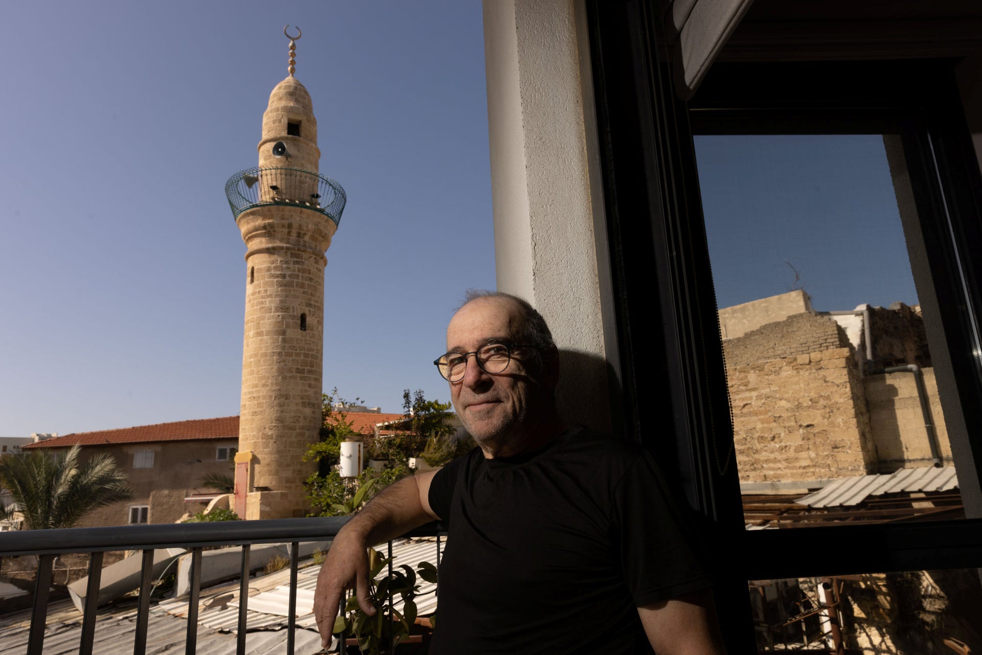 Asher Lev, che vive nell'appartamento più vicino alla moschea., Crediti: Tomer Applebaum Asher Lev, che abita nell'appartamento più vicino alla moschea.