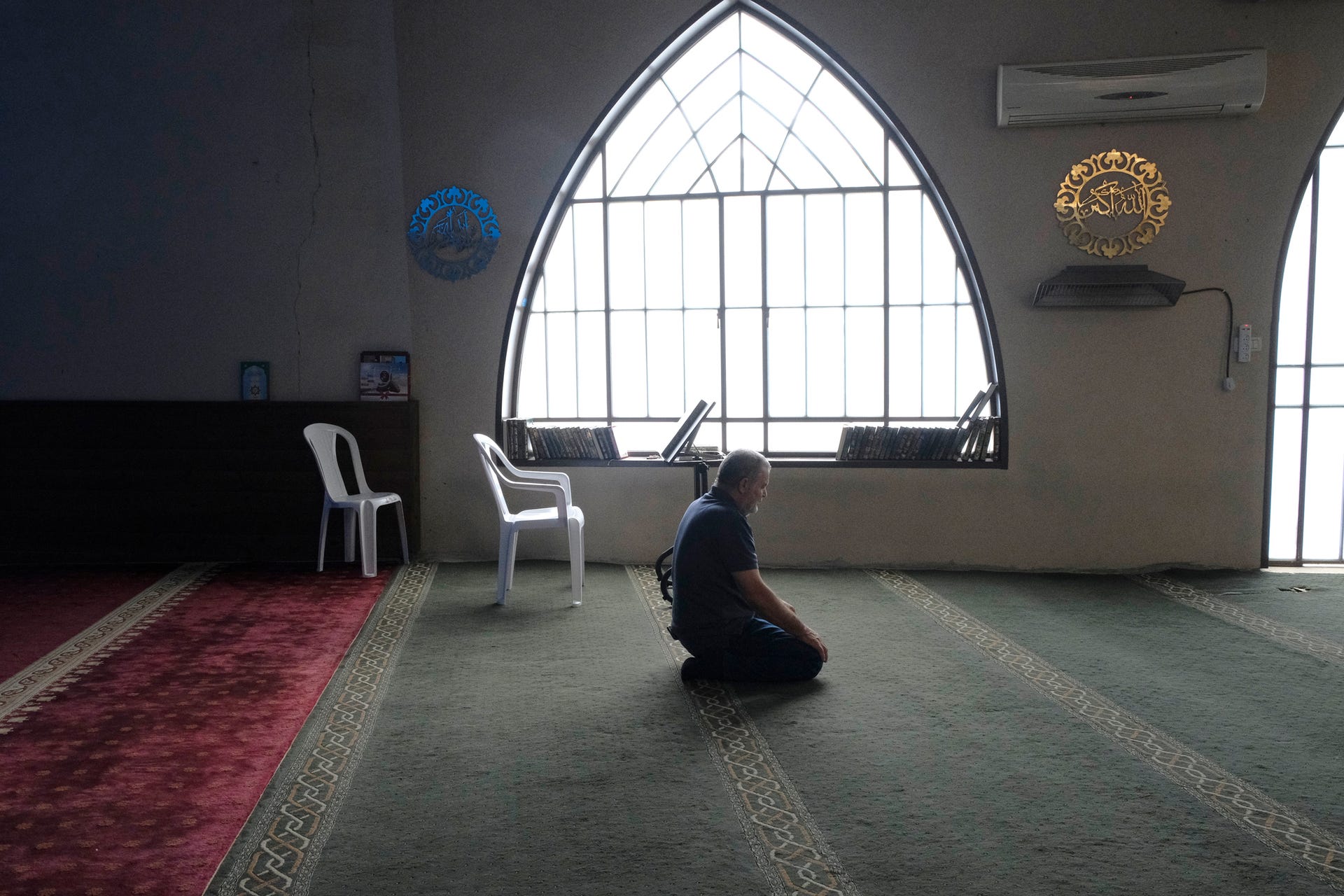 Un uomo prega alla moschea Siksik., Credito: Avshalom Halutz Un uomo prega alla moschea Siksik.