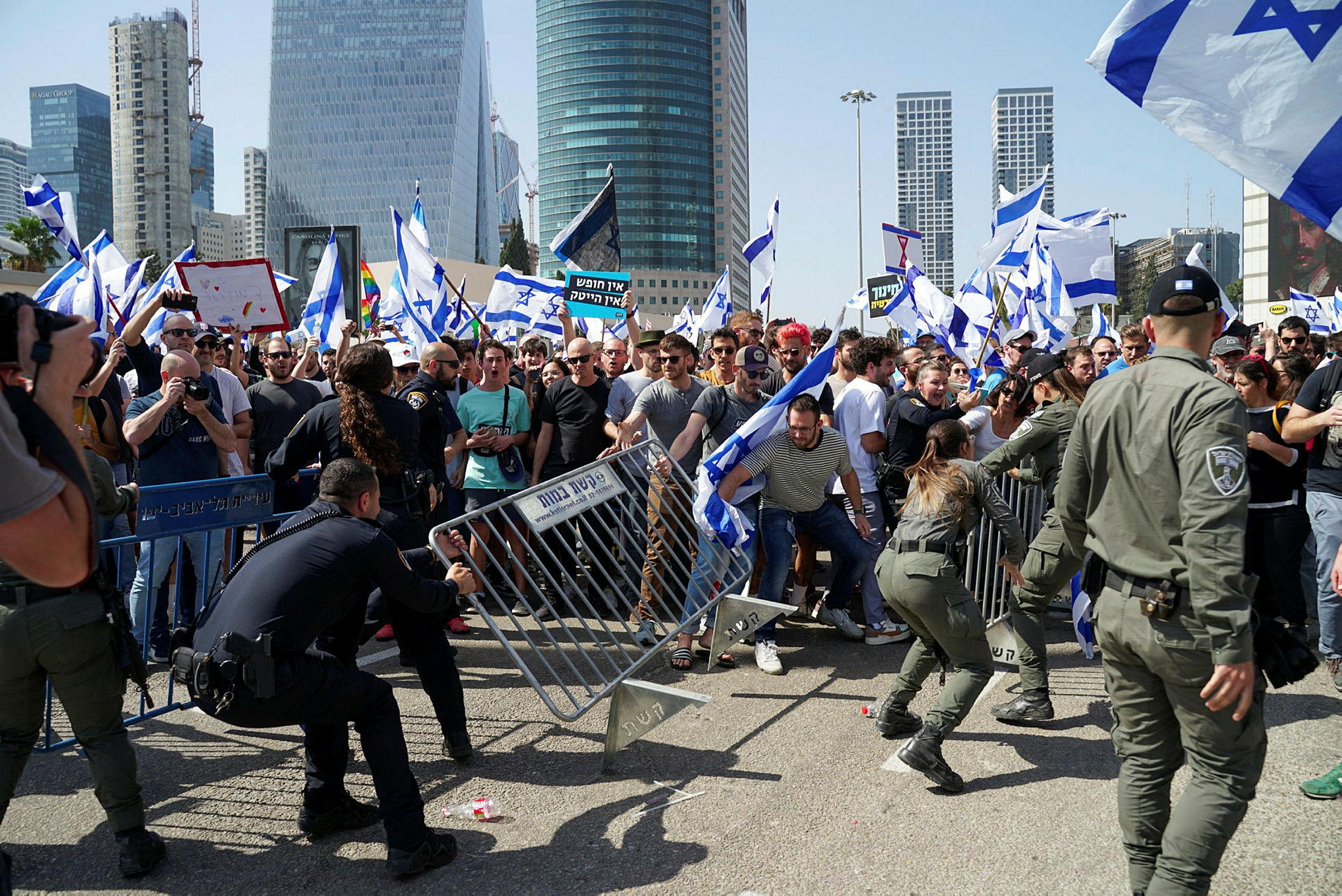 מטול רימונים, ביטקוין ו-35 עצורים: מבצע אמריקאי ענק נגד סוחרים בדארק ...