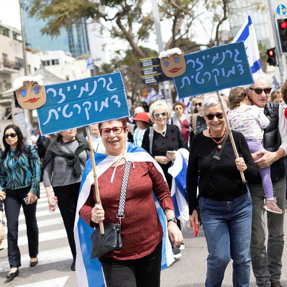 סבתות למען הדמוקרטיה בצעדה המכוננת