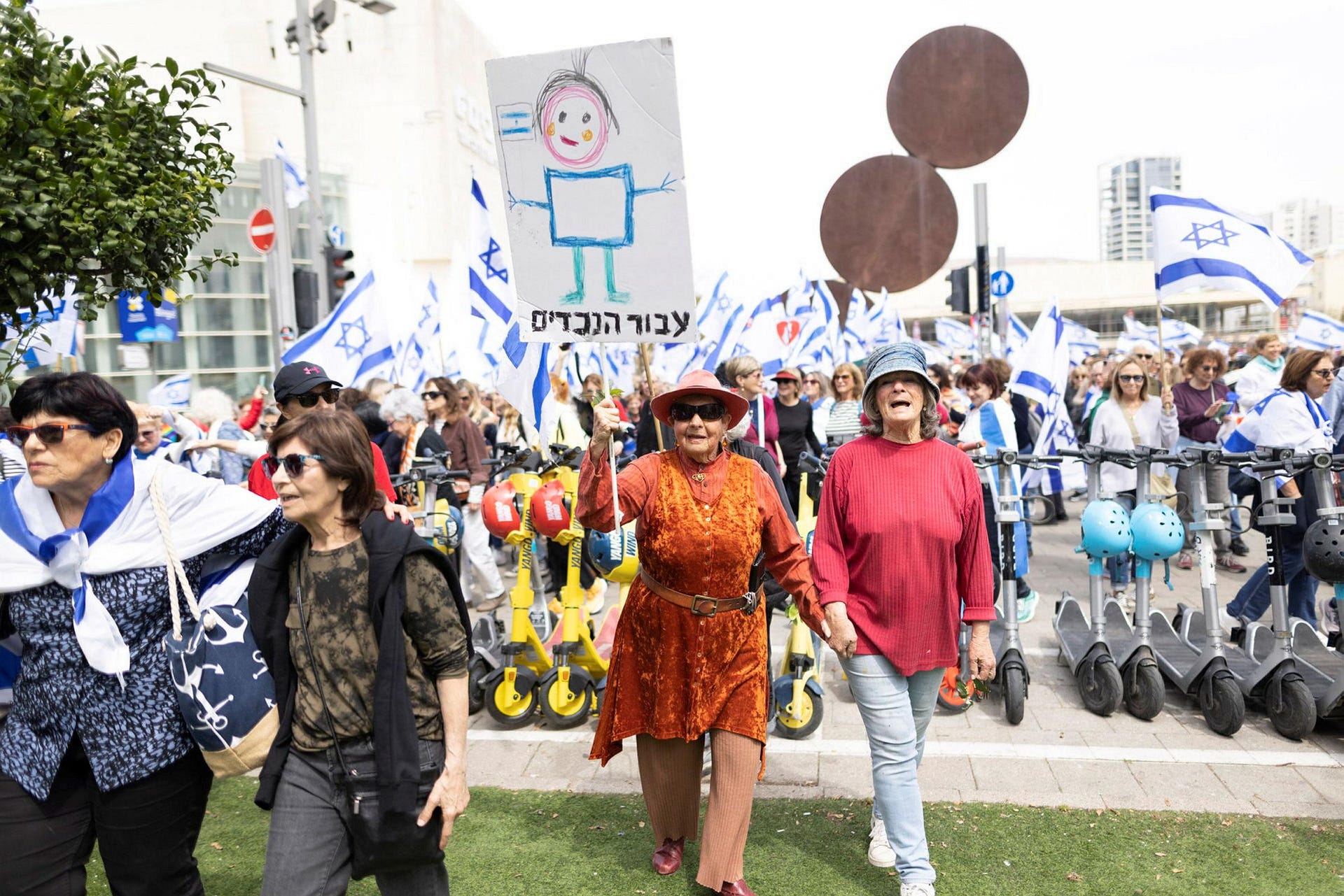 הצעדה של הסבתות למען הדמוקרטיה בתל אביב