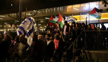 I manifestanti che portano bandiere israeliane e palestinesi hanno marciato mercoledì a Tel Aviv contro il piano del governo di istituire una guardia nazionale sotto il ministro di estrema destra Itamar Ben-Gvir in cambio del suo sostegno al congelamento temporaneo della revisione giudiziaria.