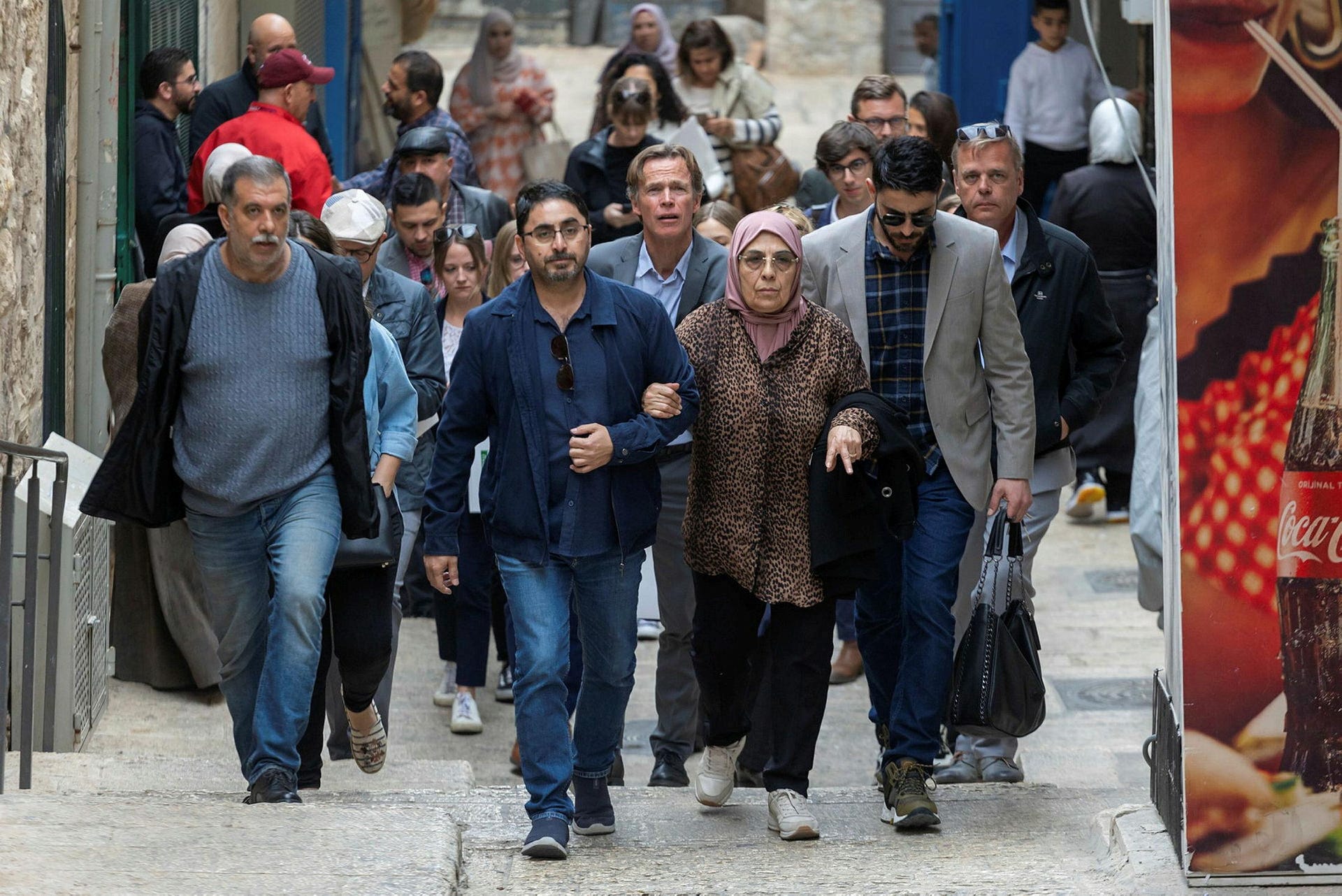Norat Gheith Sub Laban, al centro, cammina accanto a suo figlio, Ahmad, e alla delegazione di diplomatici, il mese scorso., Credit: Emil Salman Norat Gheith Sub Laban, al centro, cammina accanto a suo figlio, Ahmad, e alla delegazione di diplomatici, il mese scorso.