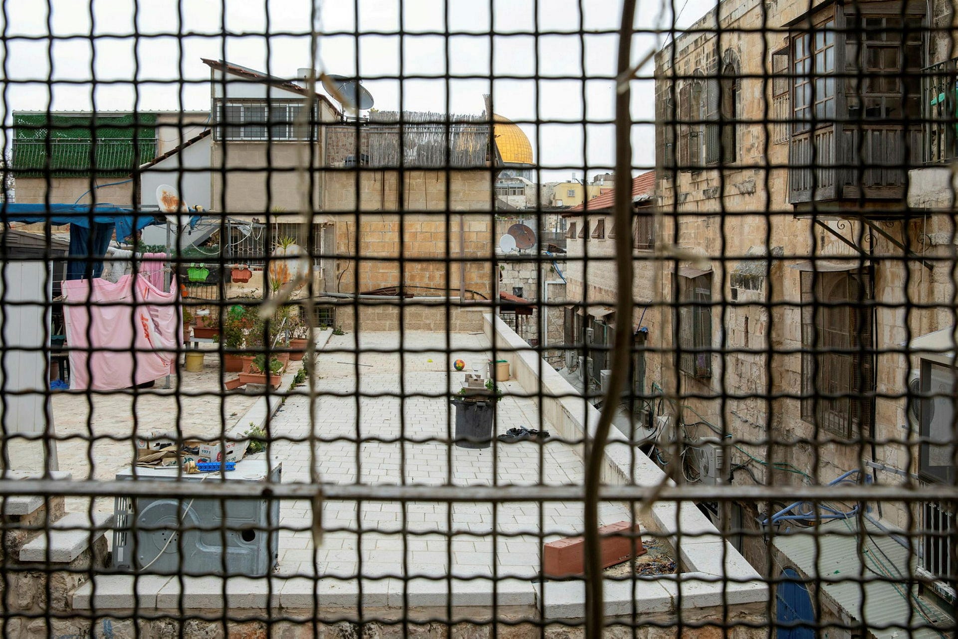 La Cupola della Roccia è vista da una delle finestre dell'appartamento., Credito: Emil Salman La Cupola della Roccia si vede da una delle finestre dell'appartamento.
