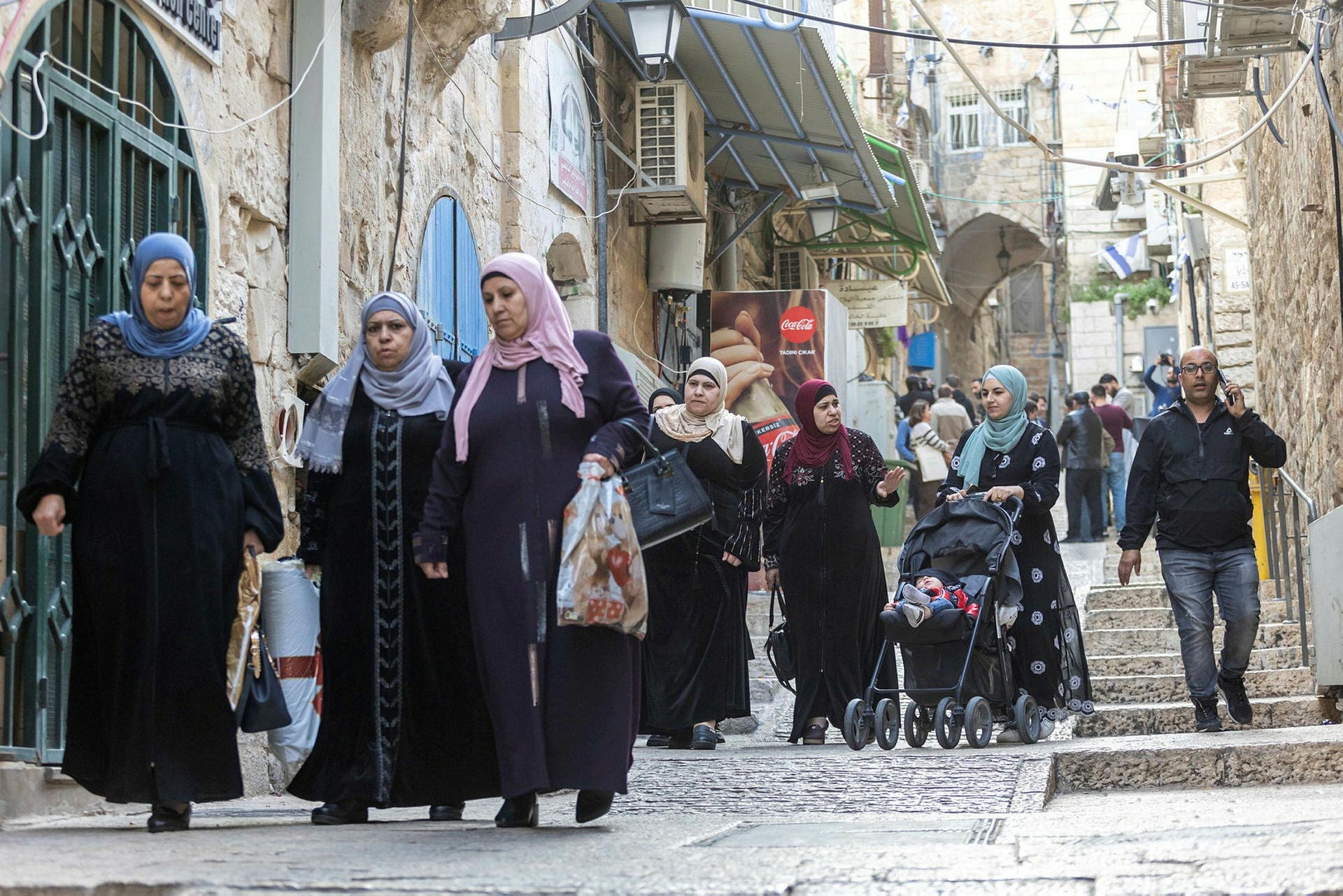 Donne camminano sulla via Aqbat Al Khalidiyah di Gerusalemme, il mese scorso., Credit: Emil Salman Il mese scorso donne camminano sulla via Aqbat Al Khalidiyah di Gerusalemme.