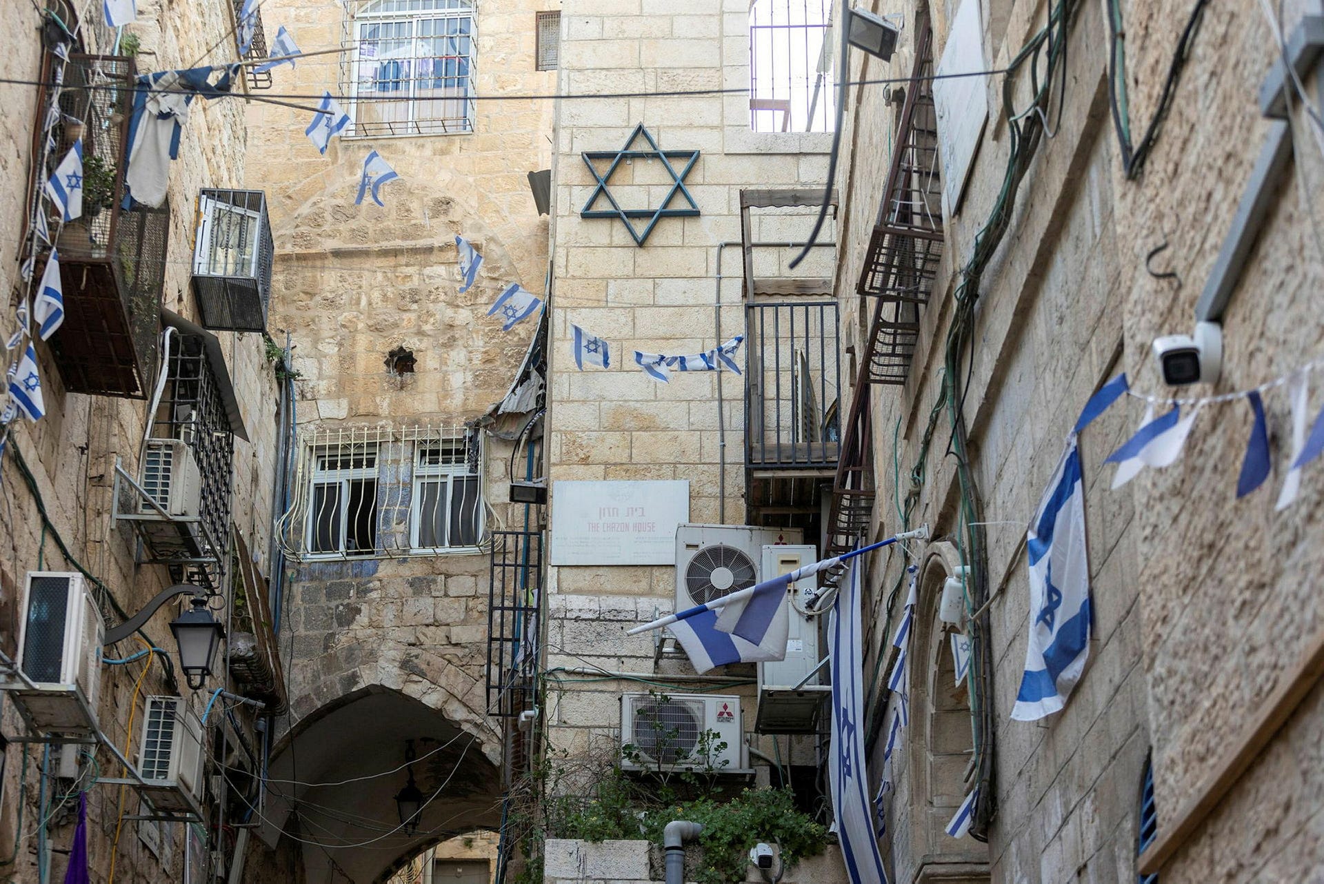 La facciata dell'edificio in cui vive la famiglia Sub Laban è ricoperta di bandiere israeliane e stelle di David., Credit: Emil Salman La facciata dell'edificio in cui vive la famiglia Sub Laban è ricoperta di bandiere israeliane e stelle di David.