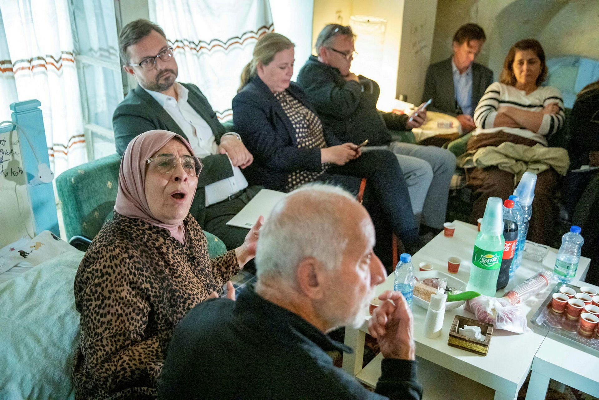 Norat Gheith Sub Laban e suo marito, Mustafa Sub Laban, durante l'incontro con i diplomatici a casa loro, il mese scorso., Credit: Emil Salman Norat Gheith Sub Laban e suo marito, Mustafa Sub Laban, durante l'incontro con i diplomatici a casa loro, il mese scorso.