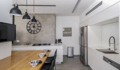 שמאי הרכוש ישראל אביטל: "אני מגיע למקום, מתעד ומצלם את הנזקים". שמאי הרכוש ישראל אביטל: "אני מגיע למקום, מתעד ומצלם את הנזקים"