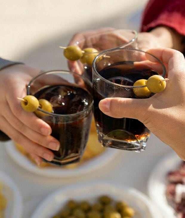 פתאום כולם שוב שותים ורמוט: מה זה בדיוק? - יין - הארץ
