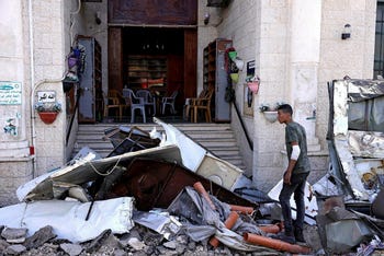 Un uomo si trova tra le macerie nel campo profughi di Jenin, in Cisgiordania, il 4 luglio 2023., Credit: RONALDO SCHEMIDT - AFP Un uomo si trova tra le macerie nel campo profughi di Jenin, in Cisgiordania, il 4 luglio 2023.