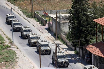 Veicoli corazzati militari israeliani avanzano su una strada durante un'operazione nella città di Jenin in Cisgiordania, il 3 luglio 2023., Credit: RONALDO SCHEMIDT - AFP Veicoli corazzati militari israeliani avanzano su una strada durante un'operazione nella città di Jenin, in Cisgiordania, il 3 luglio 2023.