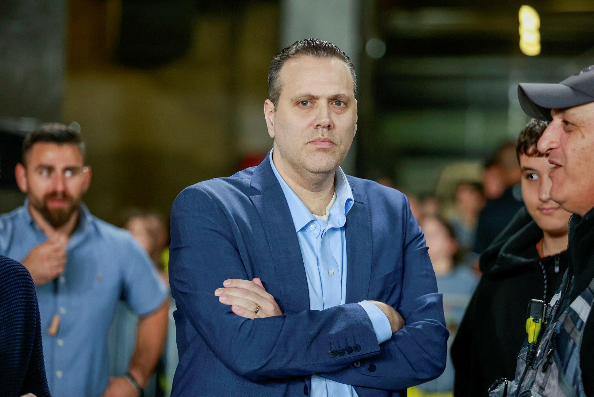 גרי גולדשטיין משתמש ביצירתו בכל מה שאחרים זרקו - אמנות - הארץ