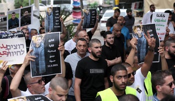 Una protesta nella città centrale israeliana di Lod a seguito di un picco di omicidi nella comunità araba.