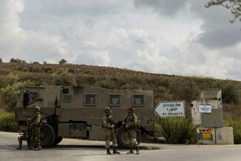 Lunedì i soldati dell'IDF hanno eretto blocchi stradali all'ingresso dei villaggi palestinesi nella zona del Monte Ebal, Credit: Hadas Parush Lunedì i soldati dell'IDF hanno eretto blocchi stradali all'ingresso dei villaggi palestinesi nella zona del Monte Ebal.