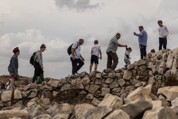 Visitatori al Monte Ebal., Crediti: Hadas Parush Visitatori al Monte Ebal.