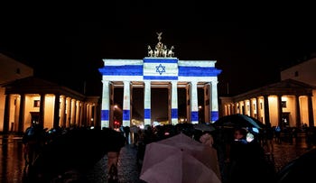 La Porta di Brandeburgo illuminata con i colori della bandiera israeliana in segno di solidarietà, a Berlino, il 7 ottobre, Credit: Fabian Sommer /AP La Porta di Brandeburgo illuminata con i colori della bandiera israeliana in segno di solidarietà, a Berlino, il 7 ottobre.