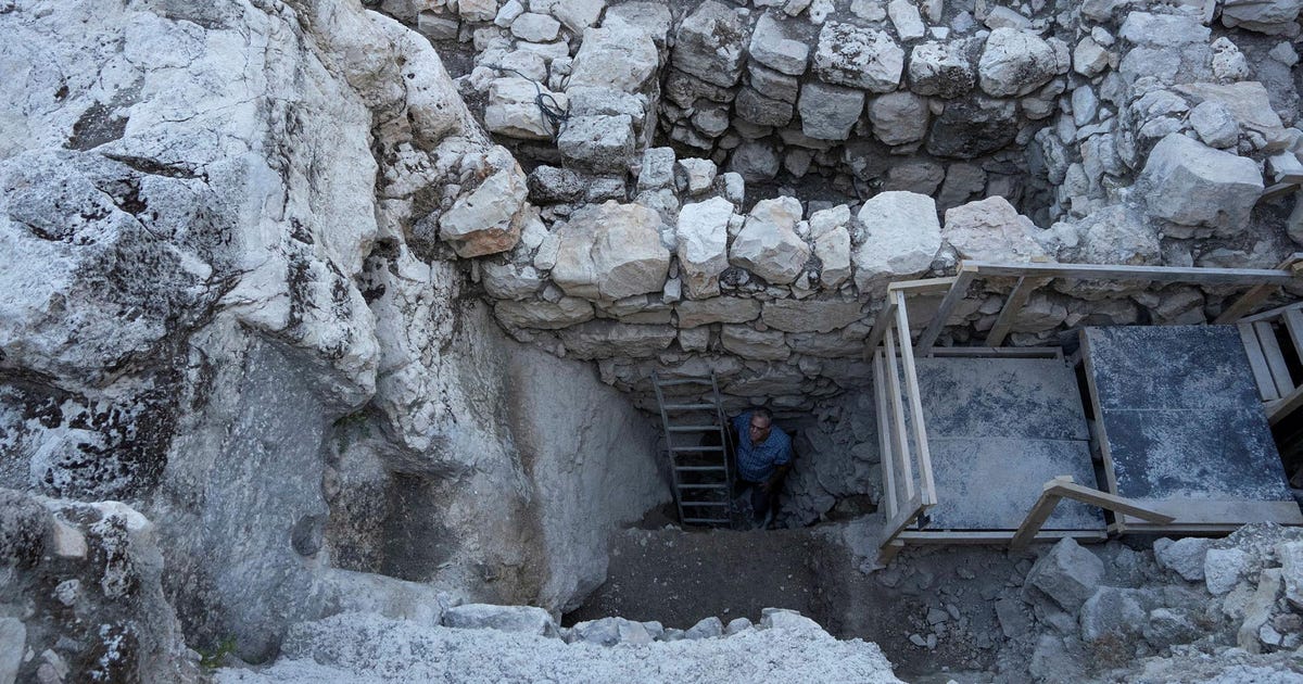 Archaeologists Bewildered by Monumental Moat That Split Biblical Jerusalem in Two - Archaeology - Vimarsana News