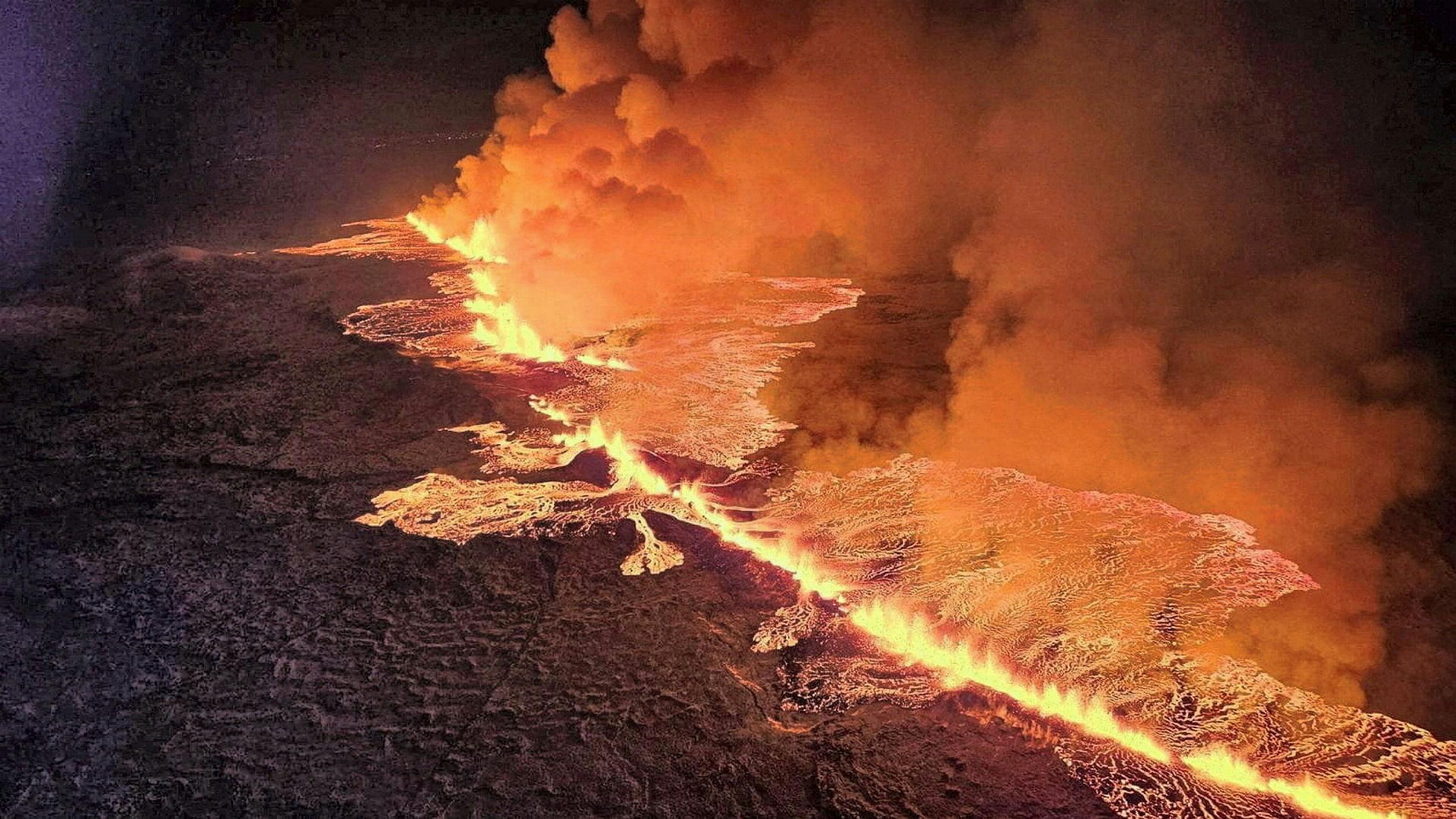 לאחר אלפי רעידות בחודשיים, הר געש התפרץ בדרום איסלנד ופלט עשן ונהרות של ...
