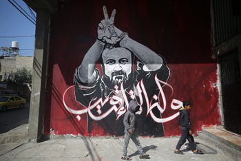 Un murale che mostra l'immagine di Marwan Barghouti, nel nord della Striscia di Gaza, l'anno scorso., Credit: Majdi Fathi / Reuters Connect Un murale che mostra l'immagine di Marwan Barghouti, nel nord della Striscia di Gaza, l'anno scorso.