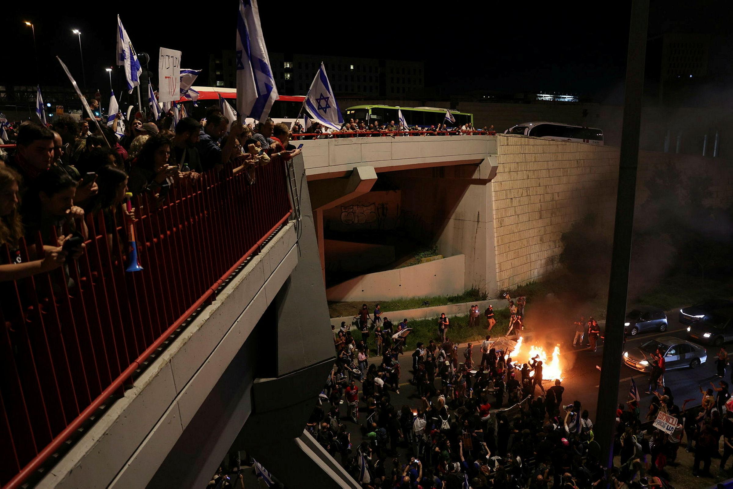 רבבות הפגינו מול הכנסת בקריאה להקדמת הבחירות, מוחים חסמו כבישים ראשיים ...