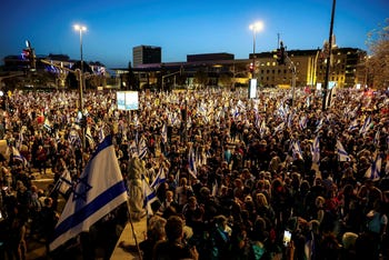 Manifestanti antigovernativi a Gerusalemme, domenica.