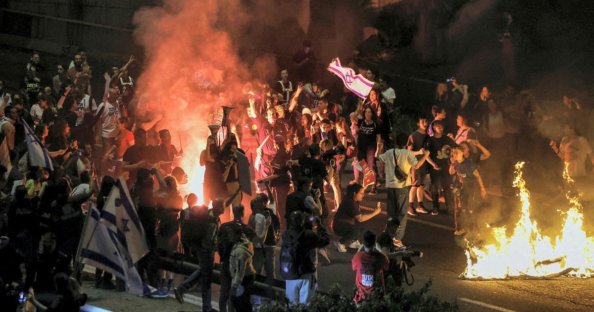 Tens of Thousands Rally in Jerusalem Calling for Netanyahu's Ouster; Protesters Block Roads, Light Fires - Israel News - Vimarsana News