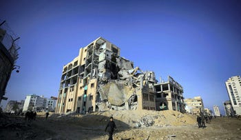 L'edificio distrutto dell'Università islamica di Gaza City, all'inizio di quest'anno.