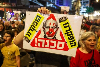 Un cartel en una protesta antigubernamental en Tel Aviv la semana pasada que calificaba al primer ministro Benjamin Netanyahu como un peligro para Israel.