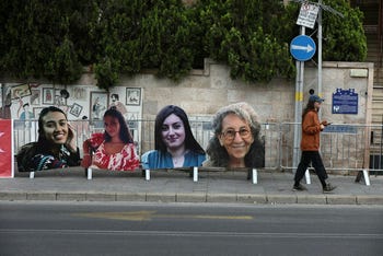 Fotos de mujeres rehenes frente a la casa de Netanyahu en Jerusalén.