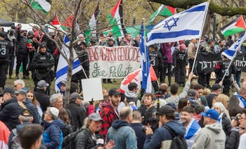 La policía se interpone entre los contramanifestantes y un campamento de protesta en apoyo a los palestinos, durante el conflicto en curso entre Israel y el grupo islamista palestino Hamas, en el campus de la Universidad McGill en Montreal, Canadá, el jueves.