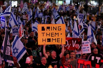 La gente asiste a una protesta contra el gobierno del primer ministro israelí Benjamin Netanyahu y para pedir la liberación de los rehenes en Tel Aviv, el sábado.