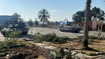 Fuerzas israelíes en el cruce de Rafah en Gaza, el martes.