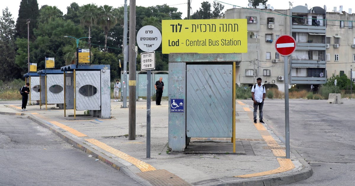 הפריט הכי חדש כאן הוא השלט הצהוב עם הכיתוב